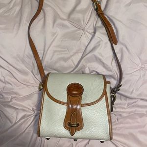 Tan/Brown Dooney and Burke small purse 🖤